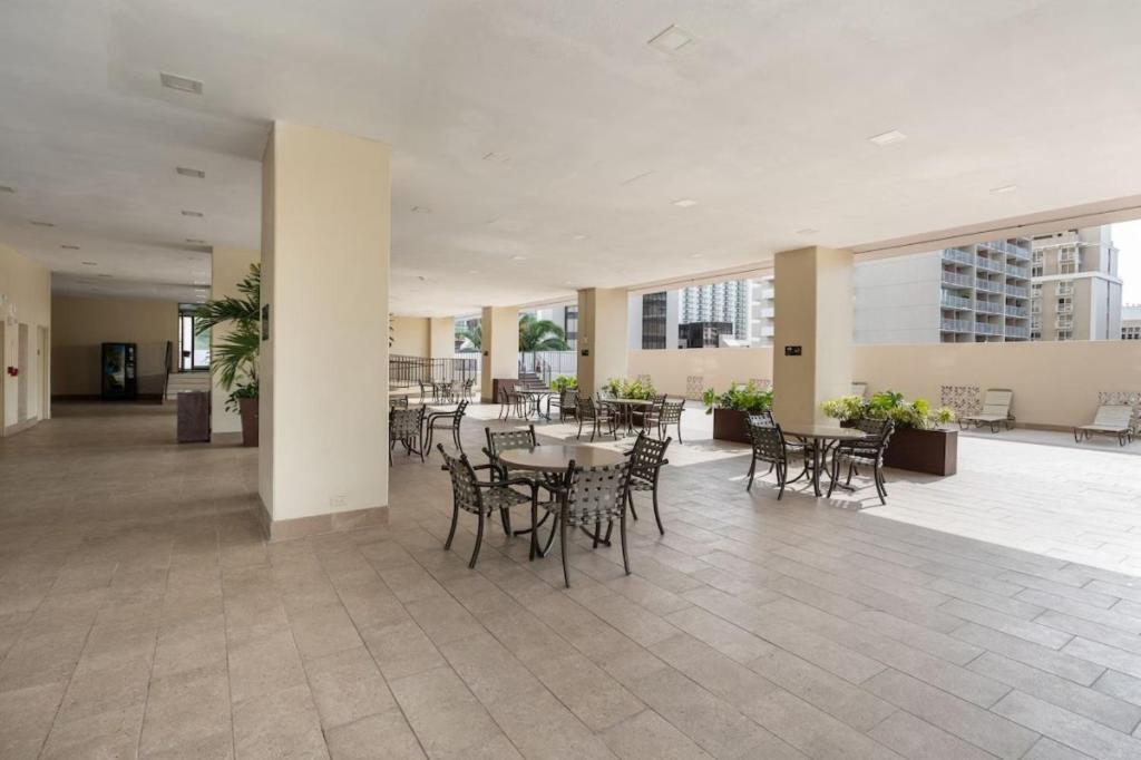 Heart Of Waikiki,1Bdrm,Free Parking, Wifi,No Resort Fees,Youtube,Netflix ! Honolulu Exterior photo